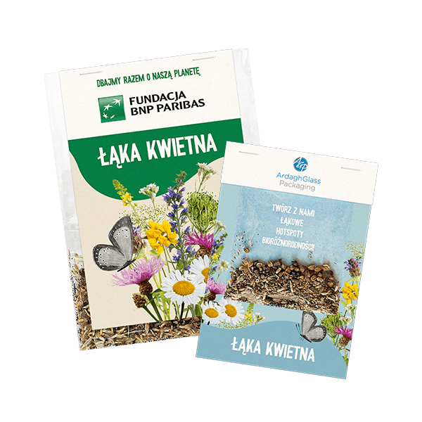 przezroczyste opakowania nasion, na etykiecie kwiaty i napis: ŁĄKA KWIETNA oraz logo Fundacji BNP Paribas oraz Ardagh Glass Packaging